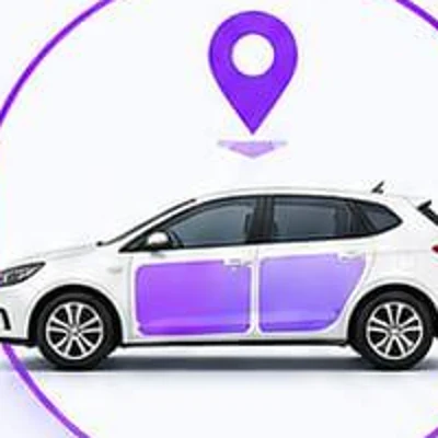 Auto ar reklāmu uz durvīm un izvietojuma vietas atzīme